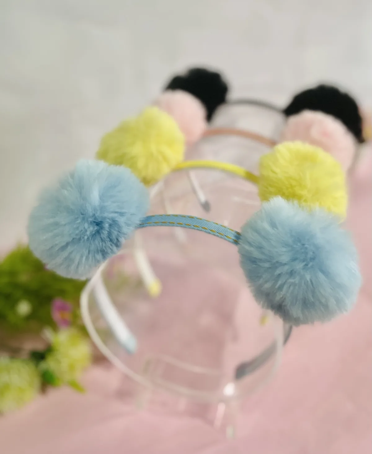 Tiara pompom de pelucia