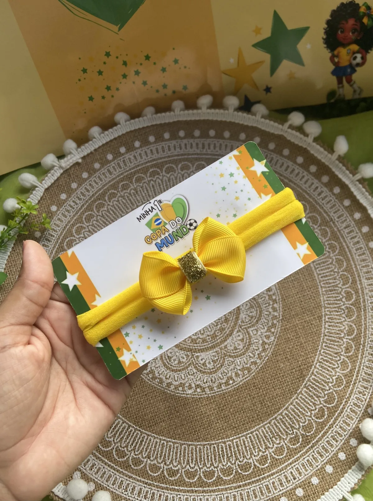 Laço cruzado na faixinha amarelo