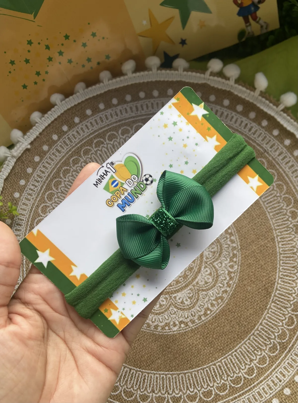 Laço cruzado na faixinha verde