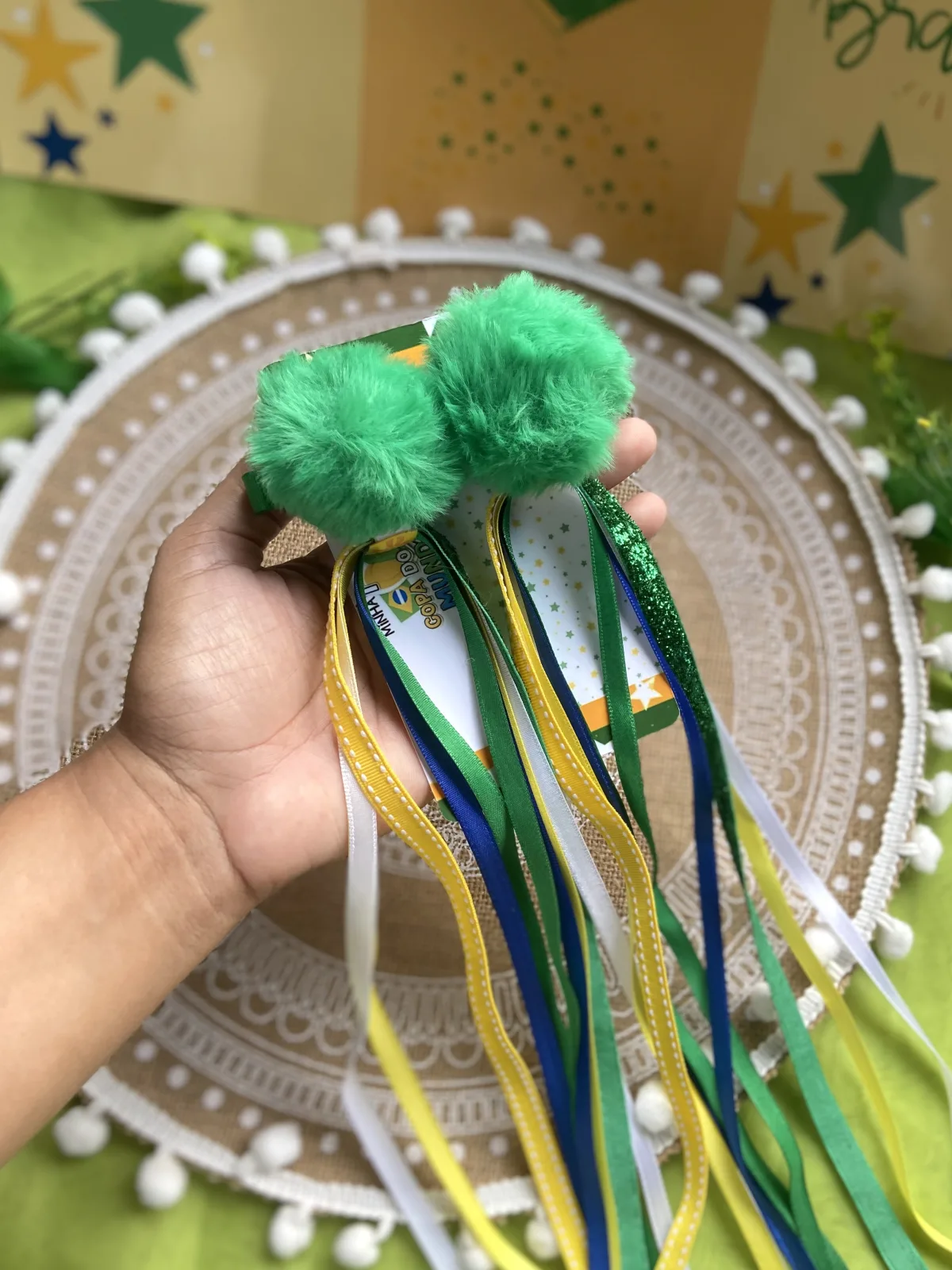 Parzinho Pompom verde com fitas