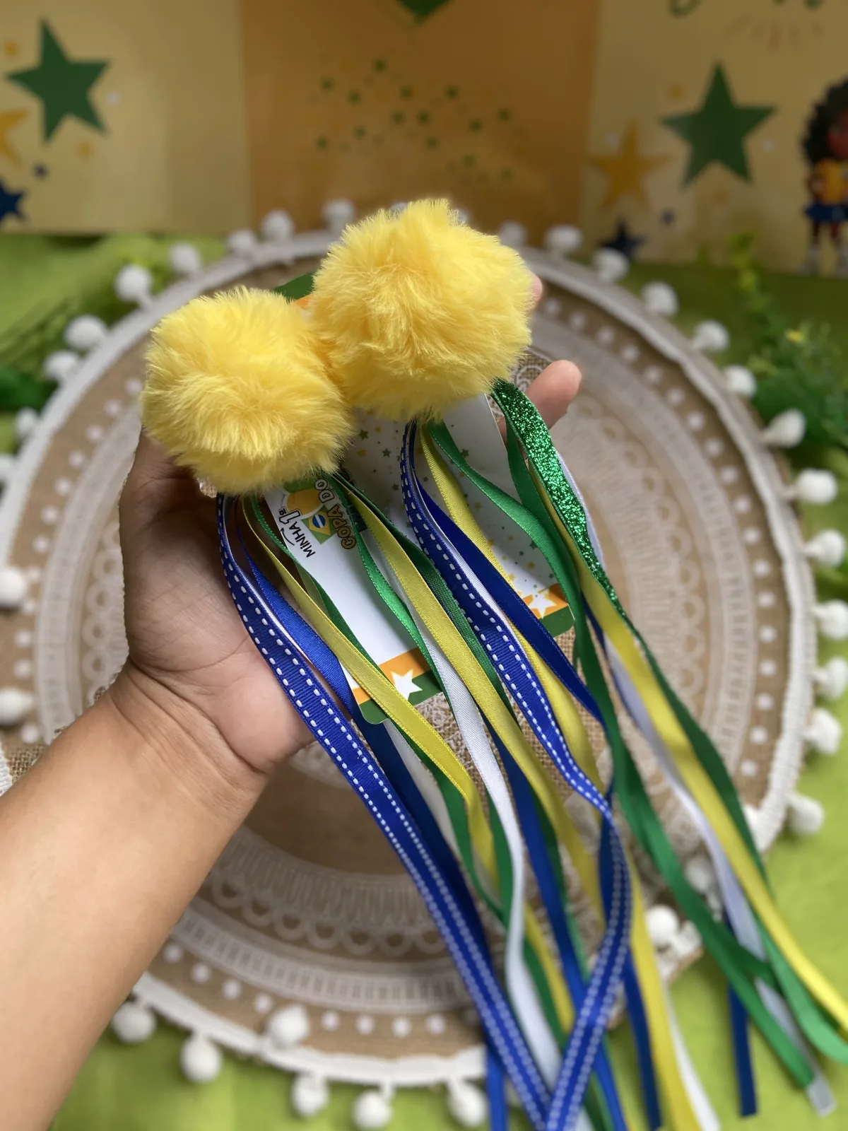 Parzinho de Pompom amarelo c/fitas