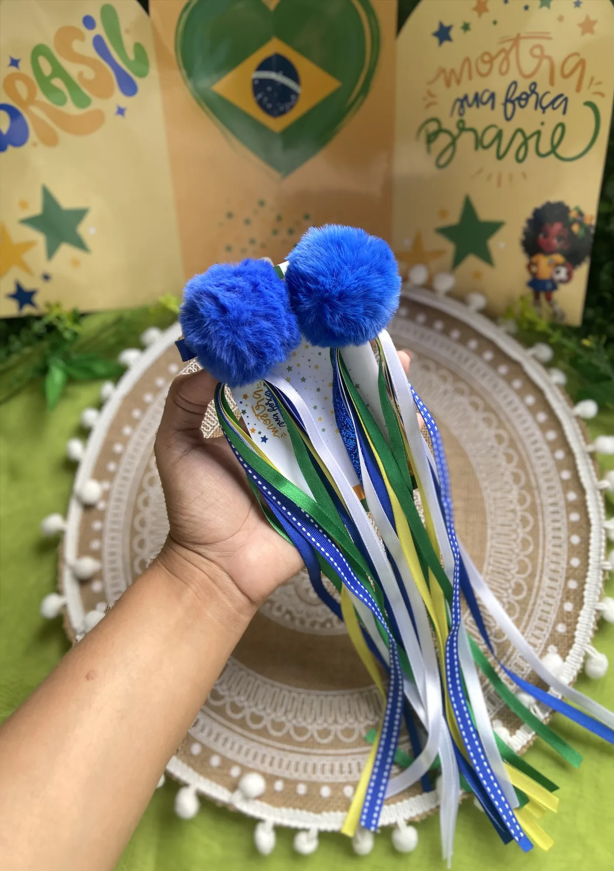 Parzinho Pompom azul c/ fitas
