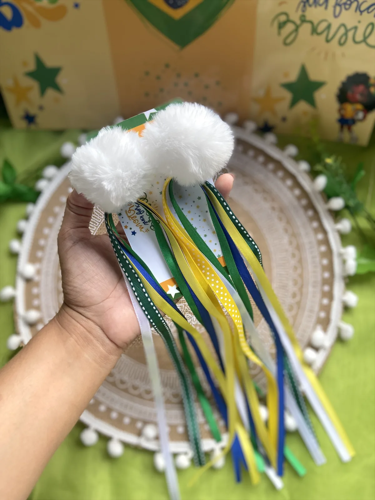 Parzinho Pompom branco c/fitas