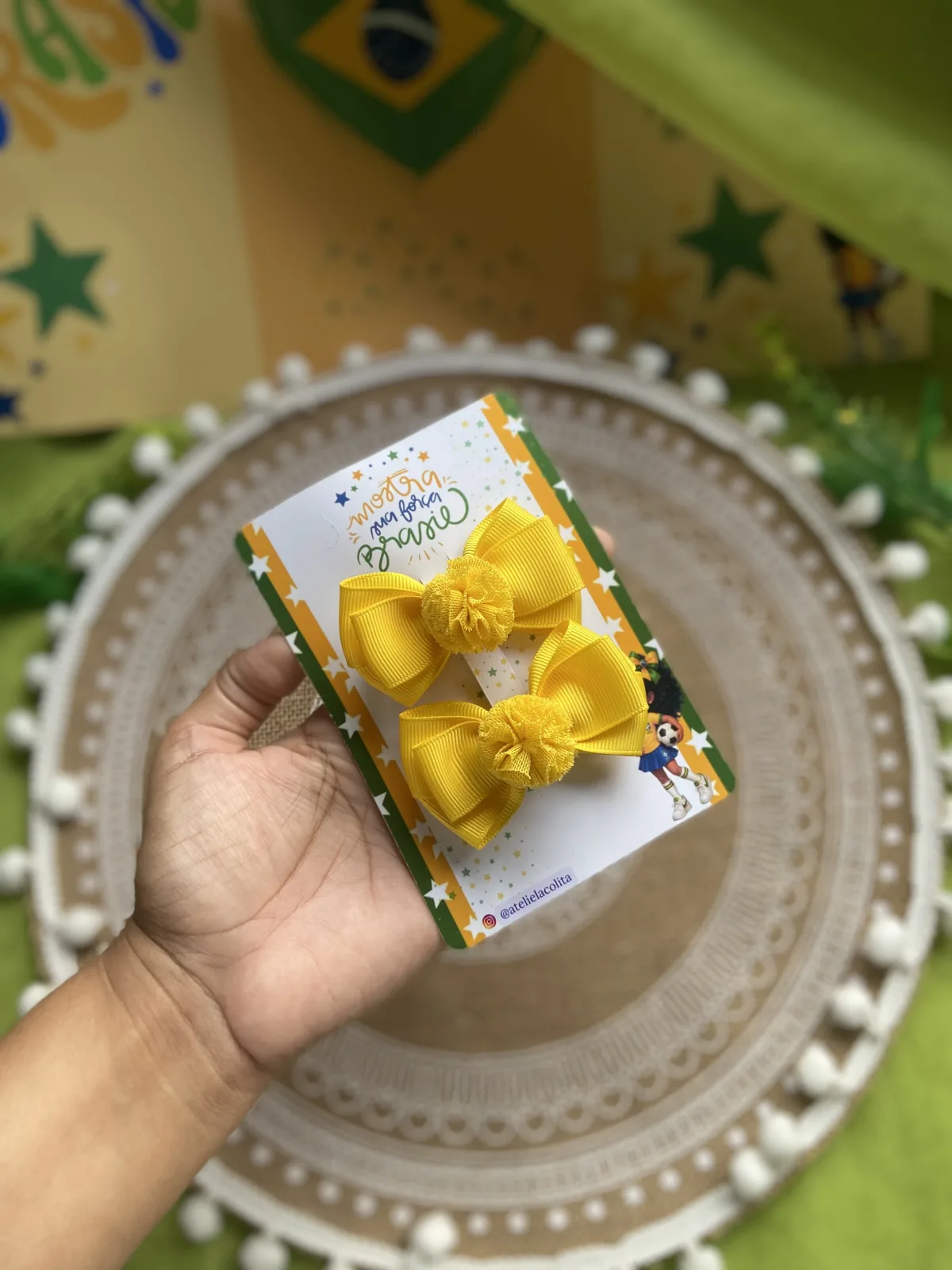 Parzinho cruzado c/pompom amarelo