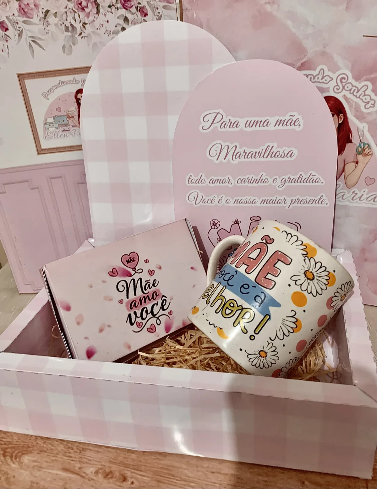 Caixa cenário com caixinha de doces e caneca dia das mães
